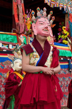 Wachuk Tibet Budist Manastırı 'nda (Bon Mezhebi) maskeli dansçılar Xinlong, Sichuan, Çin