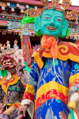 Wachuk Tibet Budist Manastırı 'nda (Bon Mezhebi) maskeli dansçılar Xinlong, Sichuan, Çin