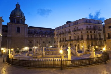Piazza Pretoria 'daki Praetorian Çeşmesi ve Sicilya, İtalya' daki Palermo 'daki belediye binası.