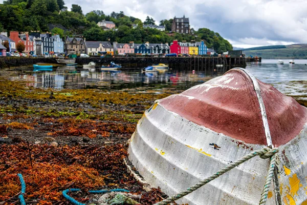 Bateau Pêche Sur Plage Tobermory Île Mull Hébrides Intérieures Écosse Images De Stock Libres De Droits