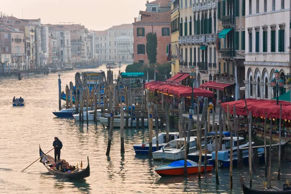 Der Canal Grande Bei Rialto Venedig Italien Stockbild
