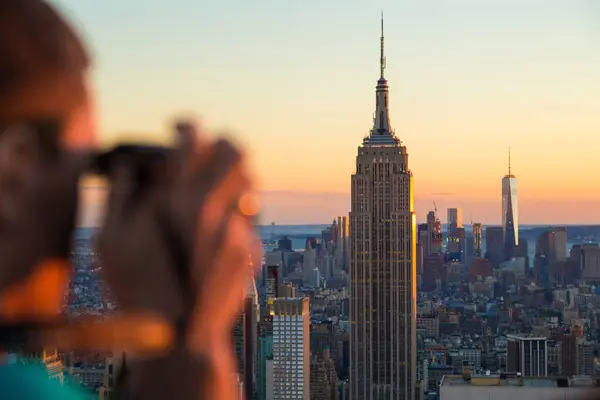 Hombre Con Cámara Fotografiando Vista Sobre Empire State Building Skyline Imágenes de stock libres de derechos