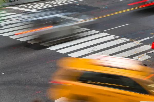 Пешеходы Такси Пешеходном Переходе Центральный Манхэттен Нью Йорк Сша Стоковое Изображение