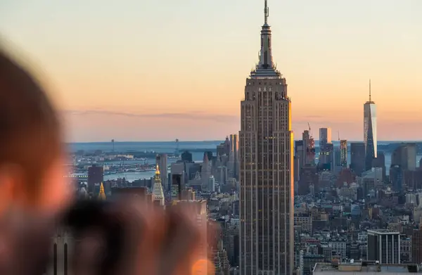 Hombre Con Cámara Fotográfica Fotografiando Vista Sobre Empire State Building Fotos de stock libres de derechos