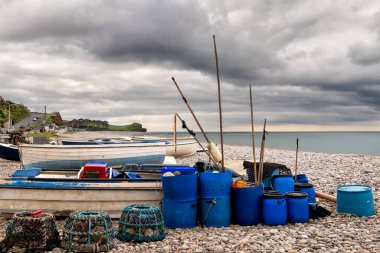 Budleigh Salterton sahilinde balıkçı tekneleri. Doğu Devon, İngiltere 'de bir sahil kasabası.