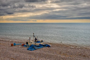 Budleigh Salterton sahilinde bir balıkçı teknesi. Doğu Devon, İngiltere.