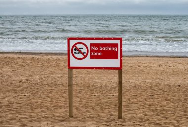 Exmouth plajında banyo tabelası yok, Devon, Birleşik Krallık