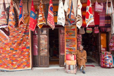 The Souk, Marakeş, Fas 'taki halı dükkanı.