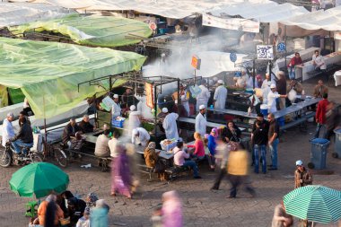 Djemma-el-Fna Meydanı, Marakeş, Fas 'taki yemek tezgahları.