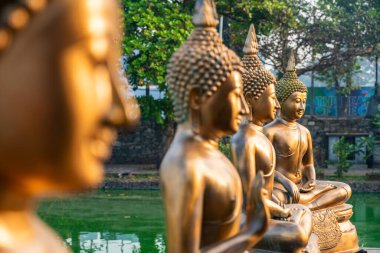Buda heykelleri, Beira Gölü 'ndeki Budist tapınağı Seema Malaka. Colombo, Sri Lanka