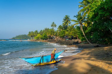 Mirissa, Sri Lanka - 3 Şubat 2016: Mirissa sahilinde balıkçı, Mirissa, Güney Sahili, Sri Lanka