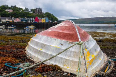 Tobermory sahilinde balıkçı teknesi, Mull Adası, İç Hebrides, İskoçya, Birleşik Krallık