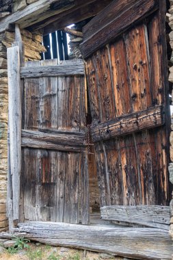 Les Combes, Aosta Vadisi, Batı Alpleri, Kuzeybatı İtalya 'daki eski ahşap kapılar.
