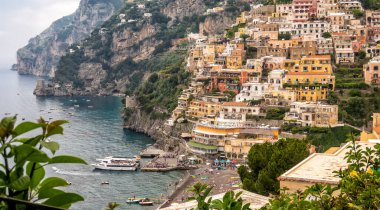 Salerno, Campania, İtalya 'nın Amalfi kıyısındaki Positano köyüne bakın.