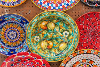 Amalfi Sahili, Sorento, Campania, İtalya 'da ünlü renkli seramik