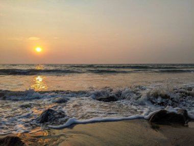 küçük dalgalar deniz kıyısında