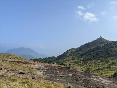 Thiruvananthapuram şehrinden 61 km uzaklıktaki Ponmudi Tepeleri, sisli tepeleriyle ünlü büyüleyici bir tepe istasyonu..