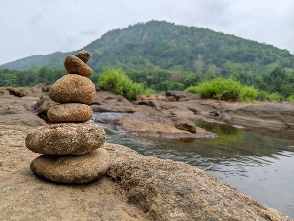 Punhado Pedras Lado Rio Cairn Uma Pilha Feita Pelo Homem — Fotografia de Stock