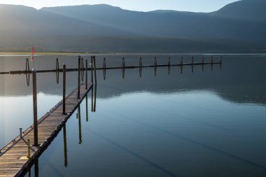 Shuswap Gölü, Somon Arm Wharf, Kanada, gün batımında. 