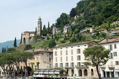 Morcote, Ticino, İsviçre - 21 Mayıs 2022 Morcote, Santa Maria del Sasso Kilisesi ve Lugano Gölü