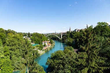 Bern, İsviçre - 22.07.2023 Botanik Bahçesi ve Kornhausbruecke Köprüsü