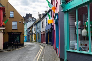 Kinsale, İrlanda - 19.03.2024 Kinsale Main Caddesi, güzel ve renkli binalar