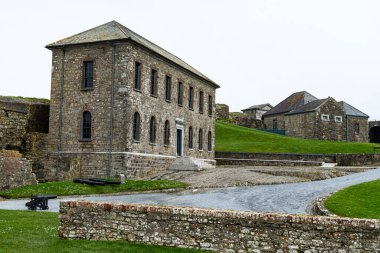 Kinsale, İrlanda - 19.03.2024 - Charles Fort 'taki Kışla Mağazaları