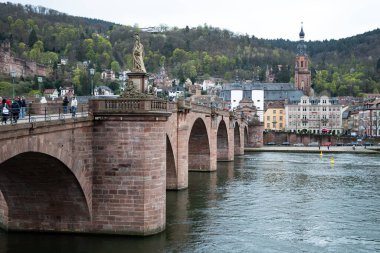 Heidelberg, Almanya - 31.03.2024 - Karl Theodor Köprüsü, Eski Köprü Yılan Yolu, Schlangenweg Heidelberg, Paskalya 2024