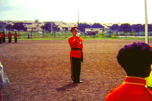 イギリス軍の将校は 1959年にガーナのアクラで開催された独立記念日のイベントで剣を持っていた — ストック写真