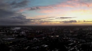 Gün batımında Suffolk, İngiltere 'de Ipswich üzerinden 4k video zaman aşımı