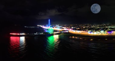 İngiltere, Lancashire 'da dolunay altında Blackpool' daki aydınlanmaların hava görüntüsü.