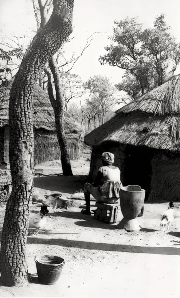 Une Femme Africaine Préparant Nourriture Dans Village Rural Près Damongo — Photo