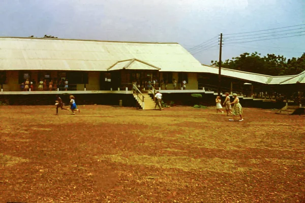 1959年C 加纳阿克拉皇家空军缅甸营小学操场上的儿童 — 图库照片
