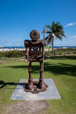 Pompano Beach, Florida, ABD 'de deniz kenarındaki metal bir sanat eseri.