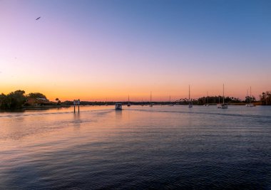 Şafakta Florida, Crystal River 'da küçük bir tekne.