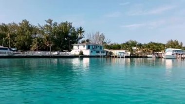 Marinanın Kuzey Bimini, Bahamalar 'daki Alice Town' daki 4k videosu.