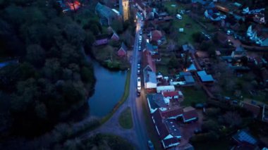 Suffolk, İngiltere 'deki Haughley köyünde gündoğumunda 4k drone görüntüsü.
