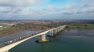 Ipswich, Suffolk, İngiltere yakınlarındaki Orwell Köprüsü 'nden geçen 4K hava görüntüsü.