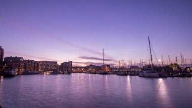 Ipswich, Suffolk, İngiltere 'deki yat limanında gündoğumunda 4k' lık bir gecikme.