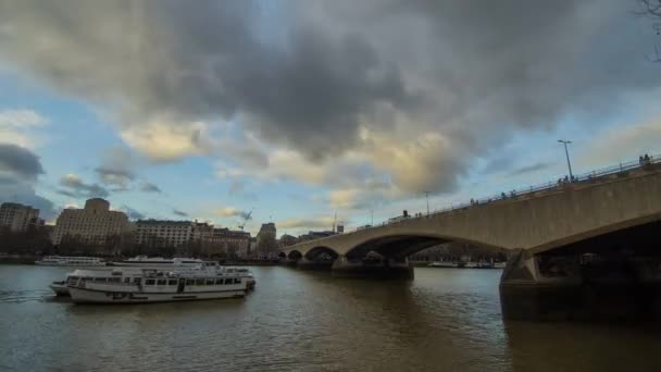 英国伦敦泰晤士河与滑铁卢大桥之间的距离为4K — 图库视频影像