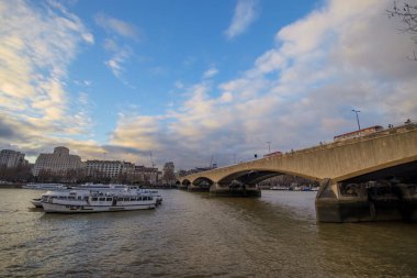 Waterloo Köprüsü üzerinde gün batımı ve Londra, İngiltere 'de Thames Nehri üzerinde.