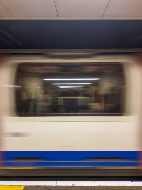 Londra, İngiltere 'de metro üzerinde hareket eden bir tren.