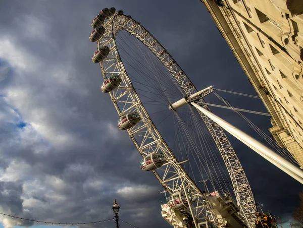 Kijkend Naar London Eye Tegen Donkere Wolken Aan Oevers Van — Stockfoto