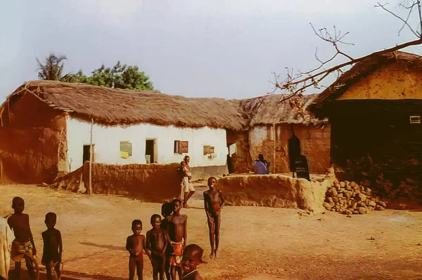 Μια Ομάδα Αφρικανών Παιδιών Κοντά Ένα Σπίτι Στο Γιέντι Της — Φωτογραφία Αρχείου