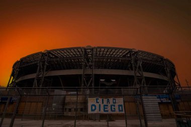 Diego Armando Maradona Stadyumu üzerinde turuncu bir gökyüzü. Napoli Napoli, İtalya