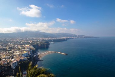 Sorrento, İtalya yakınlarındaki Sorrentine Yarımadası kıyısı manzaralı.