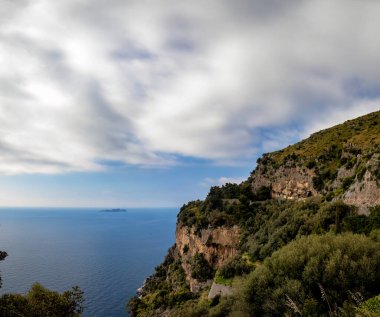 Sorrento, İtalya yakınlarındaki Sorrentine Yarımadası kıyısı manzaralı.