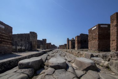 İtalya 'nın Napoli kenti yakınlarındaki Pompeii antik Roma şehrinin sokaklarında basamak var.