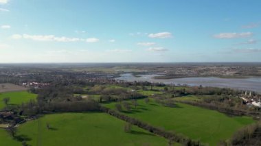 Stour Nehri 'nin Essex, İngiltere' deki Mistley yakınlarındaki 4k drone görüntüleri.