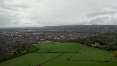 Cheltenham, Gloucestershire, İngiltere yakınlarındaki kırsal arazinin 4k videosu.